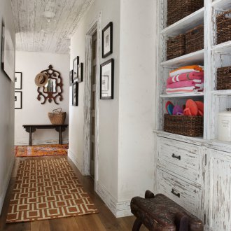 Ремонт на коридора с антични мебели