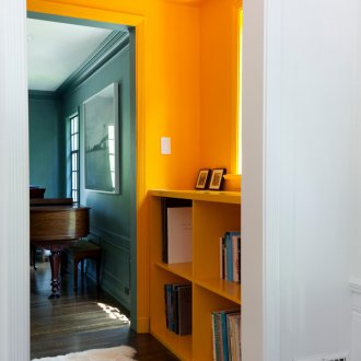 Дизайнът на коридора е светъл