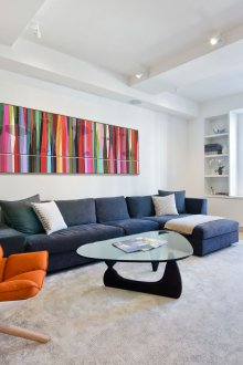 Оранжеви и сини мебели в хола