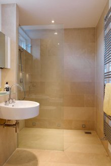 Дизайнерски идеи за малка бежова баня