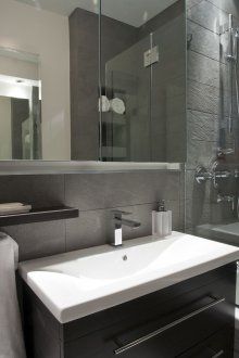 Дизайнерски идеи за баня с малка каменна плочка