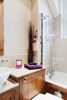 Дизайнерски идеи за малка баня с мебели от масивно дърво