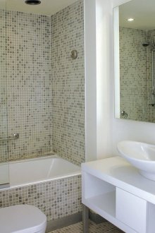 Дизайнерски идеи за малка мозаечна баня