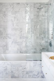 Дизайнерски идеи за баня с малка мраморна плочка