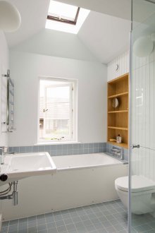 Дизайнерски идеи за малка баня с прозорец