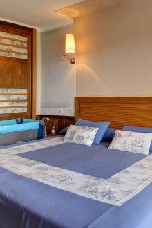 Bilik tidur kecil dengan katil bayi