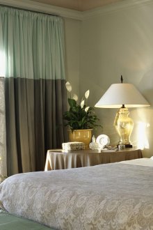 Bilik tidur kecil di dalam rumah