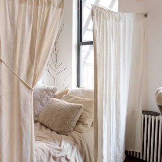 Bilik tidur kecil dalam gaya eko