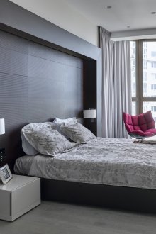 Bilik tidur kecil dengan tingkap bay