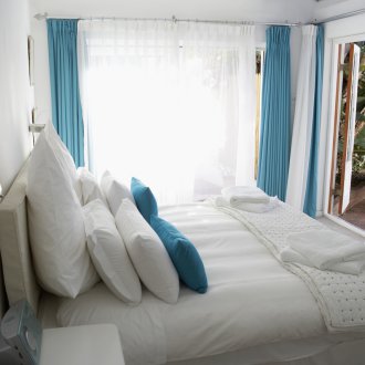 Bilik tidur kecil dengan aksen biru