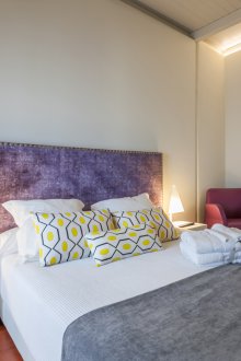 Bilik tidur kecil dengan papan kepala hiasan