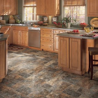 Плочки от естествен камък на пода на кухнята