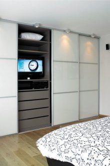 Bilik tidur kecil dengan almari pakaian