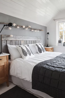 Bilik tidur kecil di rumah loteng