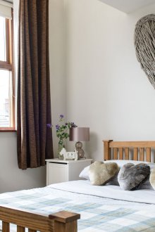 Bilik tidur kecil dengan panel