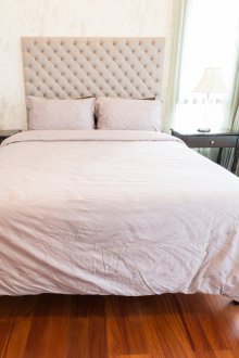 Bilik tidur kecil dalam warna pastel