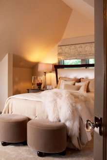 Bilik tidur kecil dengan langsir