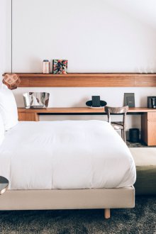 Bilik tidur kecil dengan meja