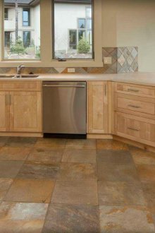 Квадратна плочка от естествени цветя в кухнята