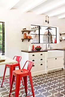 Подови плочки с верига от поща в кухнята