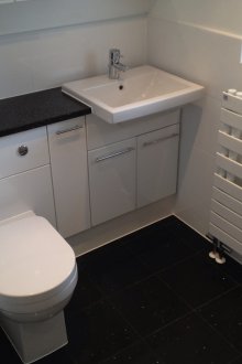 Bilik mandi 4 meter persegi hitam dan putih