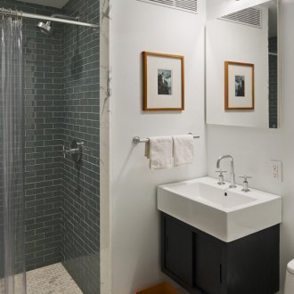 Bilik mandi 4 meter persegi dengan pancuran mandian