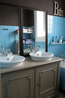 Bilik mandi 4 m persegi biru