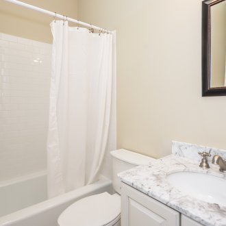 Bilik mandi 4 meter persegi dengan dinding dicat