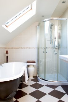 Bilik mandi 4 meter persegi di loteng