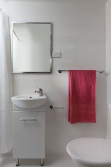 Bilik mandi 4 meter persegi dengan gaya minimalis