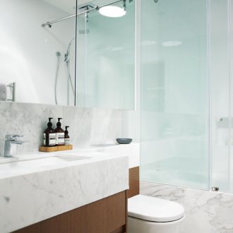 Bilik mandi 4 meter persegi dengan marmar