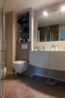 Bilik mandi 4 m persegi dengan niche