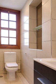 Bilik mandi 4 meter persegi dengan tingkap