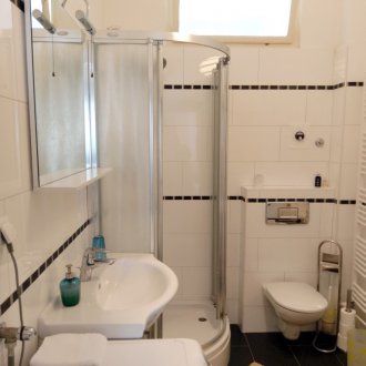 Bilik mandi 4 meter persegi dengan pancuran mandi sudut