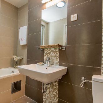 Bilik mandi 4 meter persegi dengan sisipan hiasan