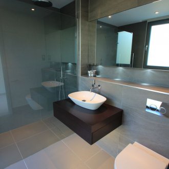 Bilik mandi 4 meter persegi dengan cermin