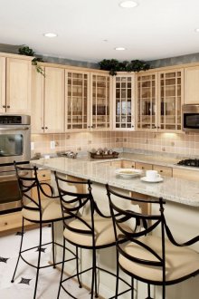 Черно-бели подови плочки в кухнята с бар за закуска