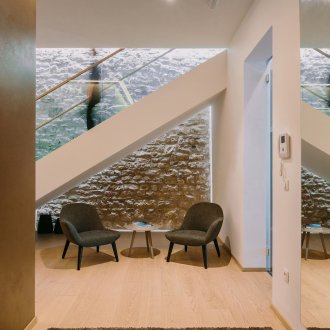Stein im Flur mit Treppen