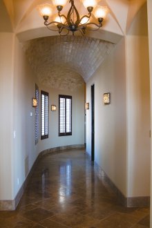 Stein im Flur an der Decke