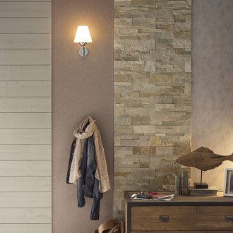Stein im Flur an der Wand