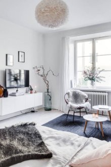 Детската стая в студио апартамент е бяла