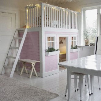 Детска стая в студио апартамент с таванско легло