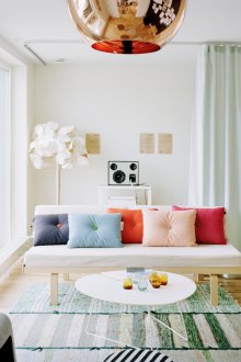 Детска стая в студио апартамент с прозорец