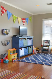 Детска стая в студио апартамент с играчки