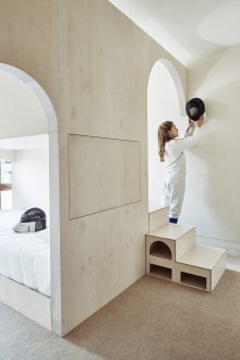 Детска стая в студио апартамент с шперплат конструкция