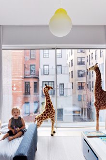 Детска стая в студио апартамент с панорамен прозорец