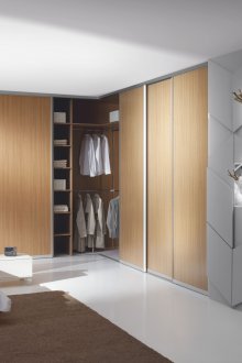 Ъглов гардероб в интериора на спалнята с алуминиеви парапети