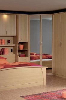 Ъглов гардероб в интериора на спалнята ламиниран