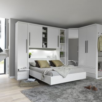 Ъглов гардероб в интериора на спалнята бял