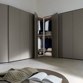 Ъглов гардероб в интериора на спалнята голям